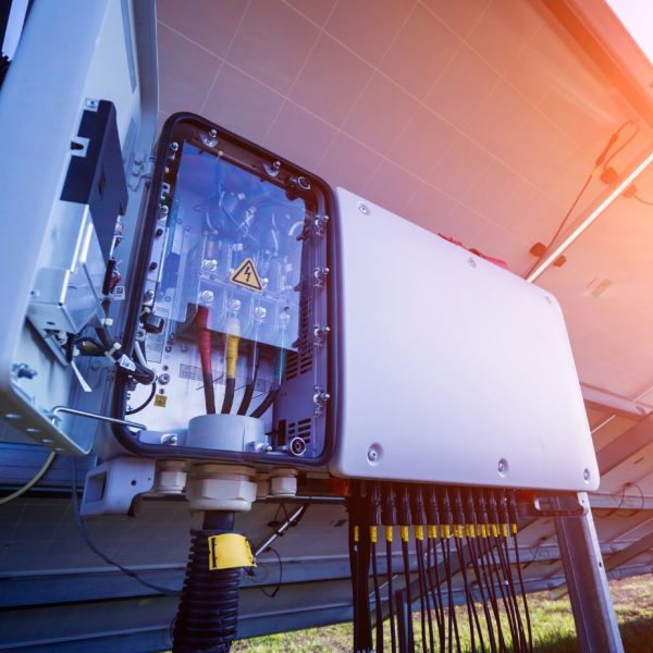 Off-Grid Living: How Inverters and Batteries Empower Energy Independence